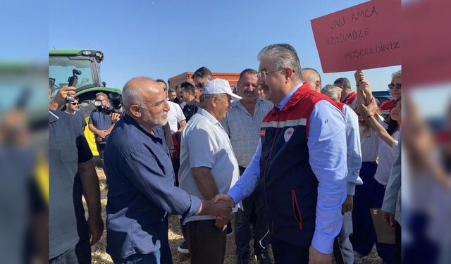 Eskişehir Valisi tarlada hem hasat yaptı hem uyardı