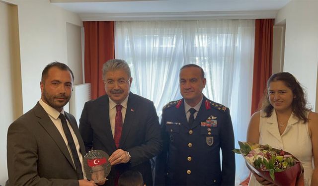 Eskişehir Valisi Yılmaz, 15 Temmuz gazilerini evlerinde ziyaret etti