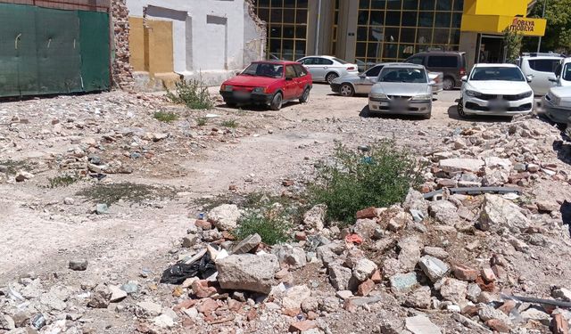 Eskişehir’de binalar yıkılıyor, boş araziler çöplük oluyor