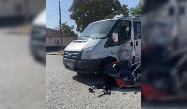 Eskişehir'de dolmuş ile motosiklet çarpıştı: 1 yaralı