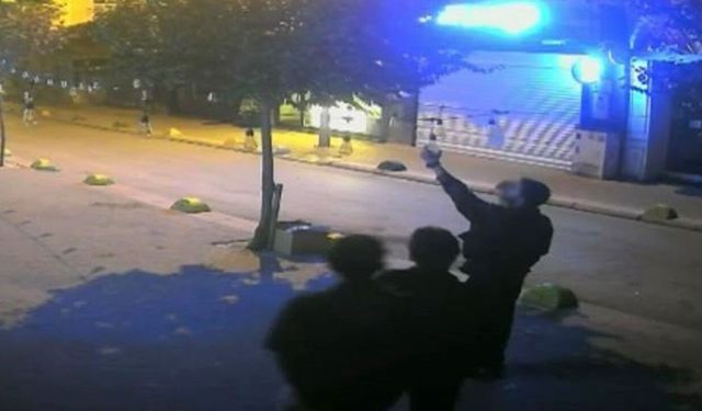 Eskişehir'de esnafın astığı renkli ışıklar 3 genç tarafından söküldü