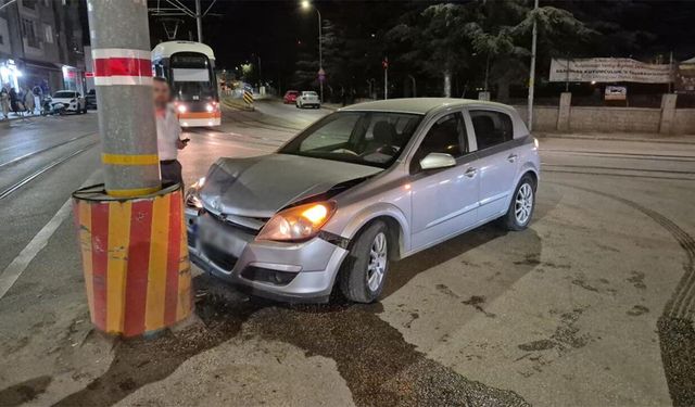 Eskişehir'de korku dolu anlar! Otomobil tramvay hattında durabildi