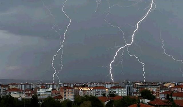 Eskişehir'de korkutan olay! İş yerine yıldırım düştü