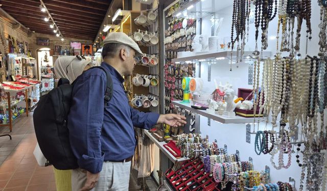 Eskişehir'de turistler lületaşı stantlarına akın ediyor