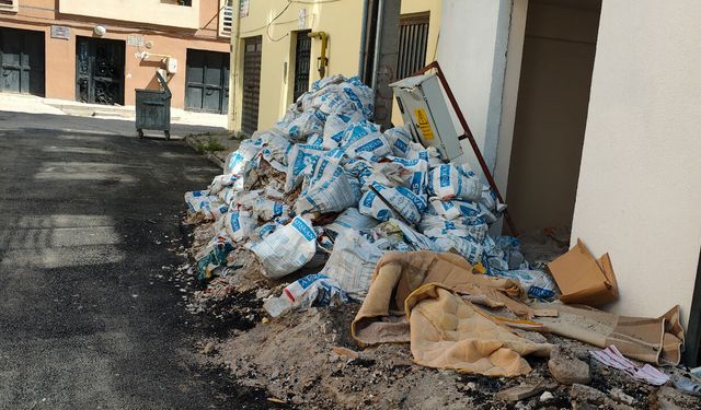 Eskişehir'de vatandaşlardan moloz yığınına tepki
