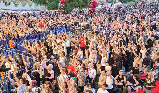 Sivrihisar'da festival coşkusu: Resul Dindar ve Uğur Işılık'tan unutulmaz konser