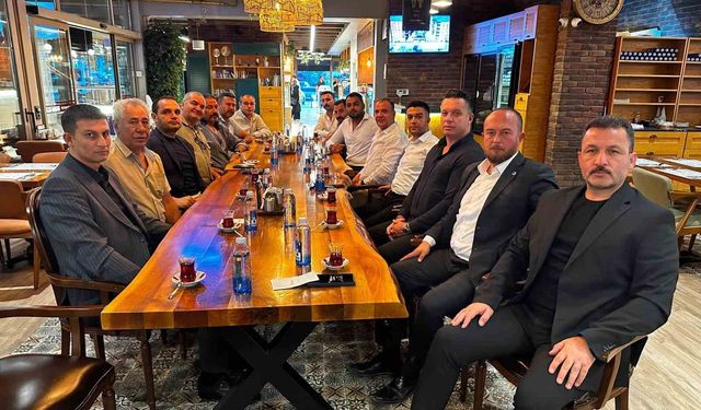 Eskişehir'de Ülkü Ocakları'nın geçmiş dönem il başkanları yemekte buluştu