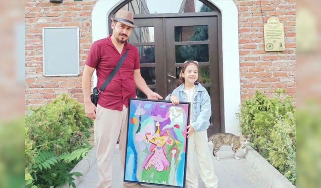 Eskişehir’de Frig sergisinin yıldızı 6 yaşındaki minik ressam oldu