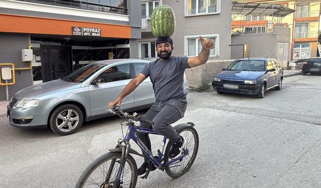 Eskişehir’de kafasında 40 kiloluk karpuz, üstelik bisiklet üstünde!