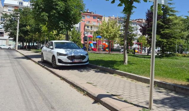 Eskişehir’de kaldırıma park edilen araç yayaların geçişini engelledi