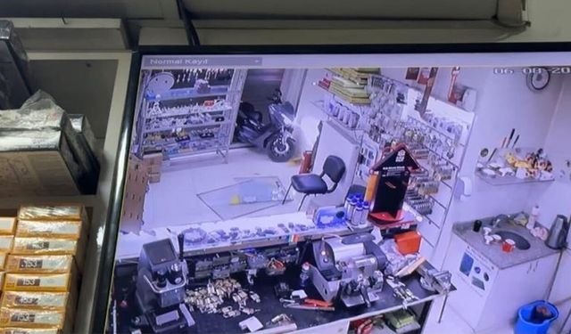 Eskişehir'de korkutan kaza: Motosiklet dükkana daldı