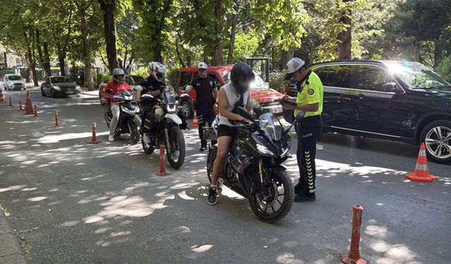 Eskişehir'de motosiklet sürücülerine sıkı denetim: Yüklü ceza kesildi