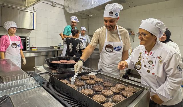 Eskişehir’de özel gereksinimli bireylerden keyifli burger atölyesi