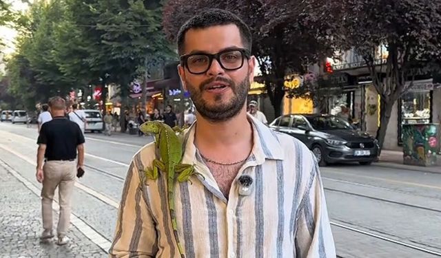 Eskişehir'de sokakta görenler şaşırdı: İguanasıyla yürüyüşe çıktı