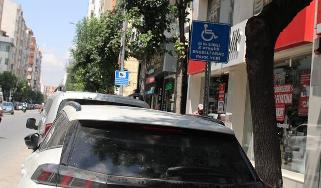 Eskişehir'de tepki çeken görüntü! Kaldırımlar otoparka döndü