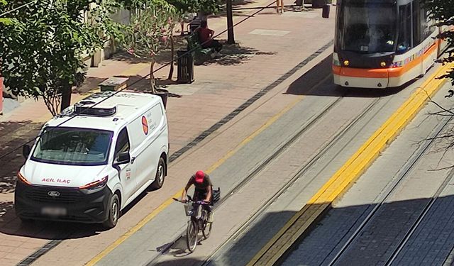 Eskişehir’de tramvay hattında bisiklet kullanan şahıs yeniden gündemde