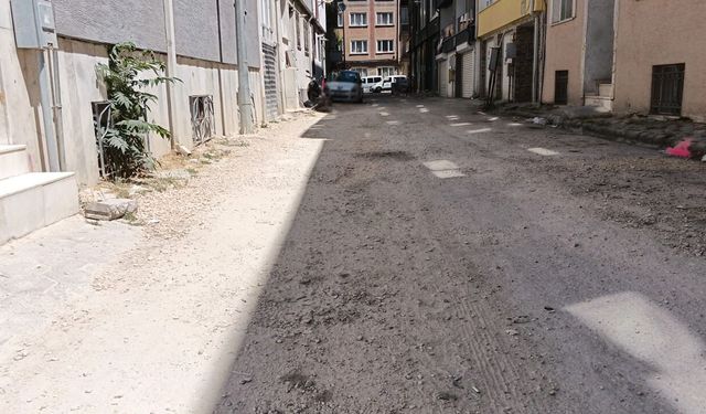 Mamure sokaklarında yollar çukurlarla dolu