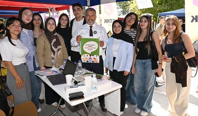 Anadolu Üniversitesi'nde 'Öğrenci Kulüpleri Stant Şenliği': Rektör Adıgüzel, öğrencilerle buluştu