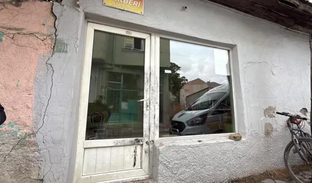 Eskişehir’de berber dükkanının kilidini kırdılar, ardından bunu yaptılar