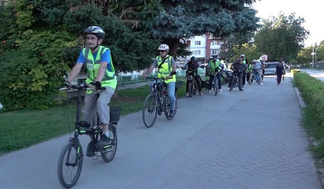 Eskişehir’de bisikletlilerden dikkat çeken mesaj: “Görünür ol, güvende ol”