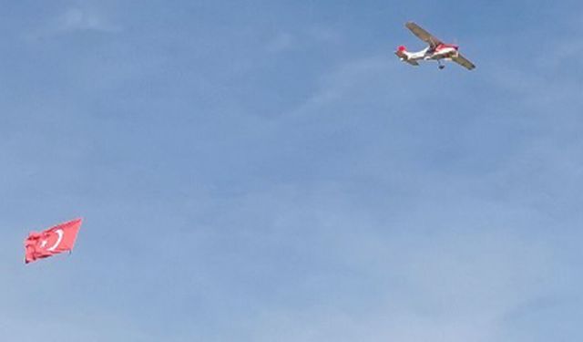 Eskişehir’de havacılık tutkunlarını heyecanlandıran Türk Bayraklı gösteri