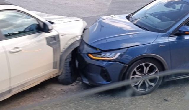 Eskişehir’de iki otomobil kavşakta çarpıştı!