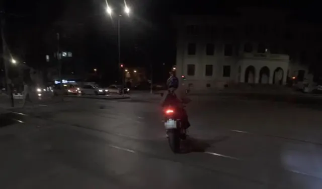 Eskişehir’de motosikletli yolu şaşırdı, arkadaşı kahkahalarla doğru yolu gösterdi