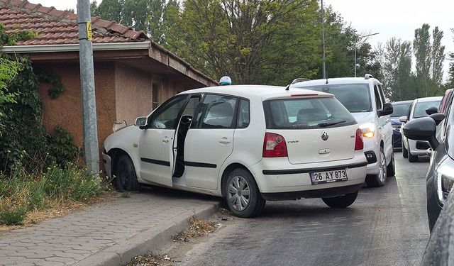 Eskişehir’de otomobil kontrolden çıktı! Eve çarparak durabildi