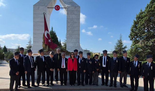 Eskişehir'de şehitlikte anlamlı buluşma: Gaziler ve şehit yakınlarından ziyaret