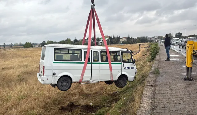 Eskişehir'de şiddetli çarpışma minibüsü tarlaya savurdu
