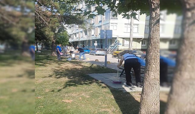 Eskişehir’in merkezindeki parkta temizlik seferberliği