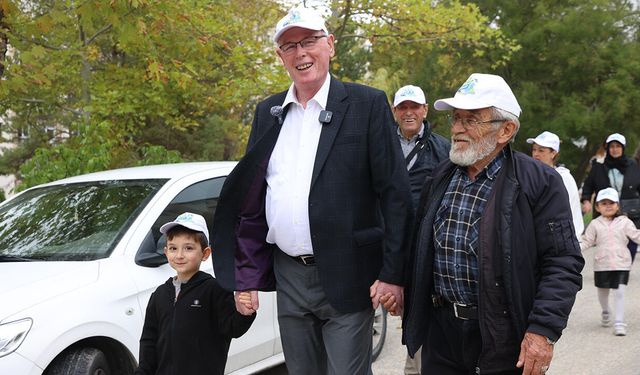 Odunpazarı’nda çocuklar ve büyüklerden dayanışma mesajı: İki nesil birlikte yürüdü