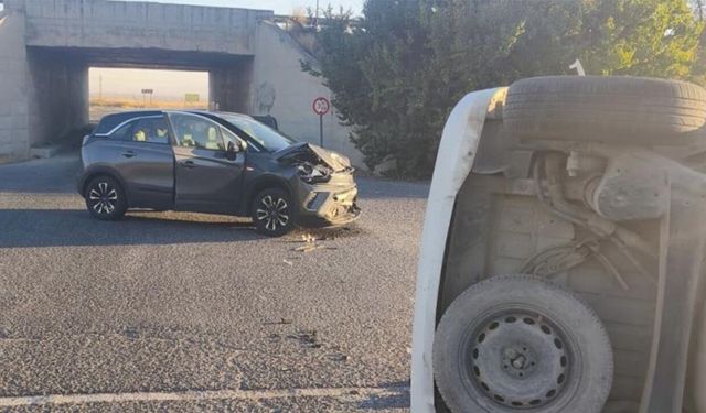 Sivrihisar’da kavşakta korkutan kaza: Araçlar çarpıştı