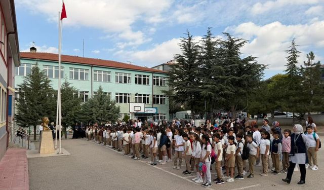 Sivrihisar’da yeni eğitim öğretim yılı başladı: İlk ders zili çaldı