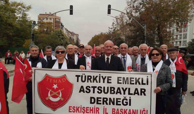 Emekli astsubaylar 29 Ekim geçit töreninde yürüdü