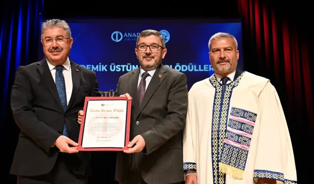 Anadolu Üniversitesi Akademik Üstün Başarı Ödülleri sahiplerini buldu