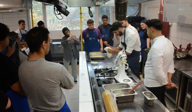 Anadolu Üniversitesi’nde lezzetli etkinlik: Öğrenciler kendi pizzalarını yaptı