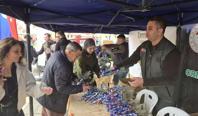 Eskişehir Vilayet Meydanı’nda Cumhuriyet Bayramı sürprizi! Bin 103 fidan dağıtıldı