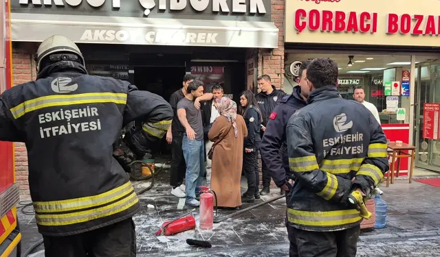 Eskişehir'de çiğbörek dükkanında yangın çıktı: Kızgın yağ alev aldı