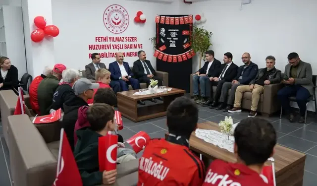 Eskişehir’de Cumhuriyet Bayramı coşkusu kurumlara taşındı: AK Parti'den sürpriz hediye