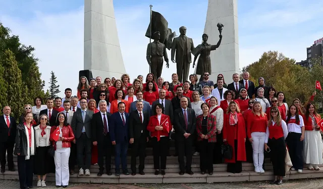 Eskişehir'de Cumhuriyet coşkusu! ESOGÜ'de dev Türk bayrağıyla yürüdüler
