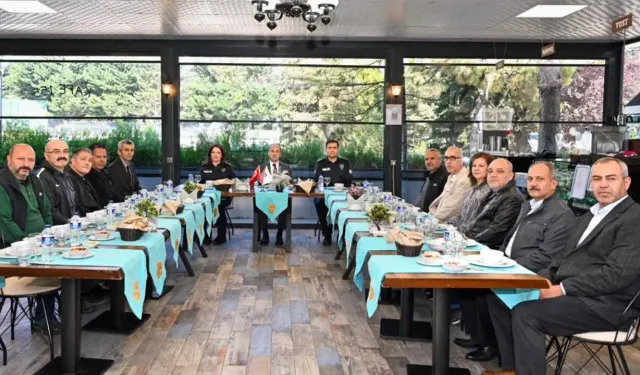Eskişehir’de emekli emniyet personeli onuruna veda yemeği düzenlendi