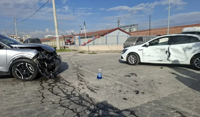 Eskişehir'de iki sokak kesişiminde şiddetli çarpışma