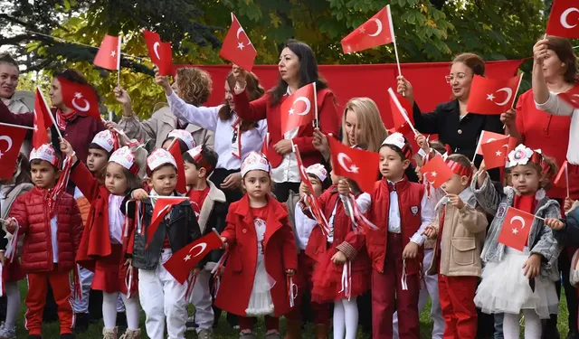 Eskişehir’de miniklerden Cumhuriyet coşkusu! 103. yıl dönümünü kutladılar