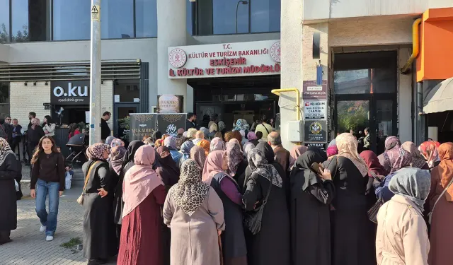 Eskişehir’de Mukaddes Emanetler Sergisi’ne yoğun ilgi: Metrelerce kuyruk oluştu