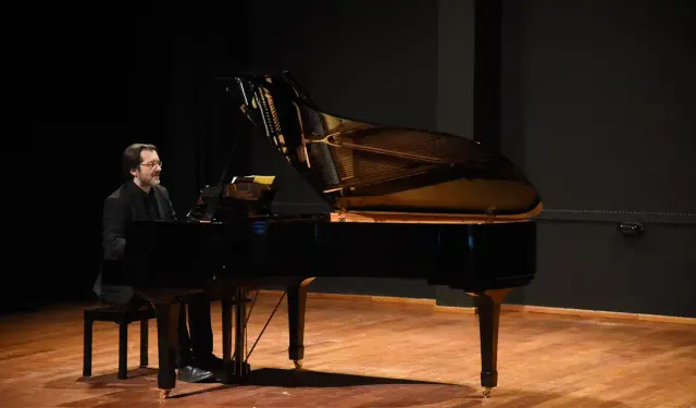 Eskişehir'de müzik buluşması: Oytun Eren, piyano eserleriyle öğrencilerle buluştu