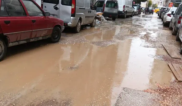 Eskişehir’de sağanak sonrası sokaklar göle döndü! Vatandaşlar tepki gösterdi