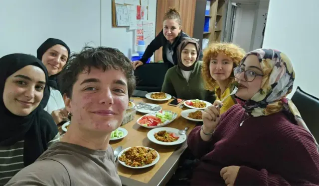 Eskişehir'de yurtta kalan öğrencilerden sağlıklı beslenme tercihi: Kısır yaptılar