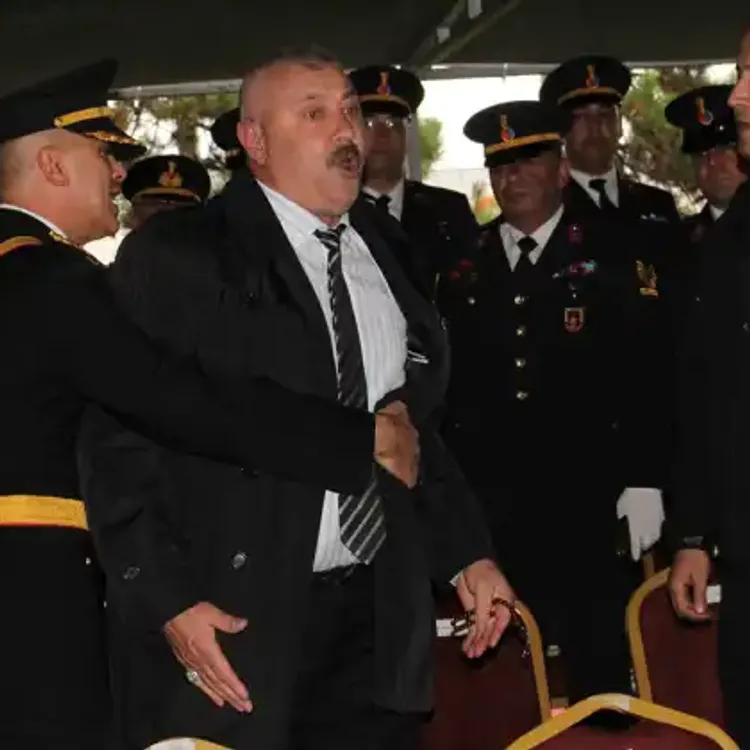 Eskişehir’de şehit babası protokol düzenine isyan etti: “Hani baş tacıydık?”