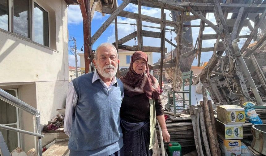 Eskişehir'de yol genişletme çalışmasında bir evin duvarı yıkıldı